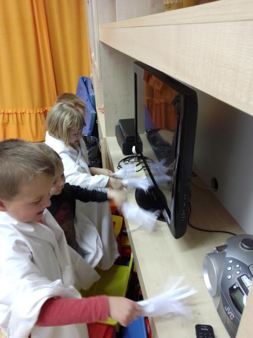 12. Přišla k nám sv. Lucie a její pomocníci.