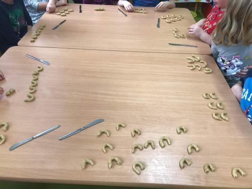 11. Pečení vánočního cukroví v MŠ