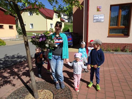 31. Kladení kytiček u pomníku - květen 2018